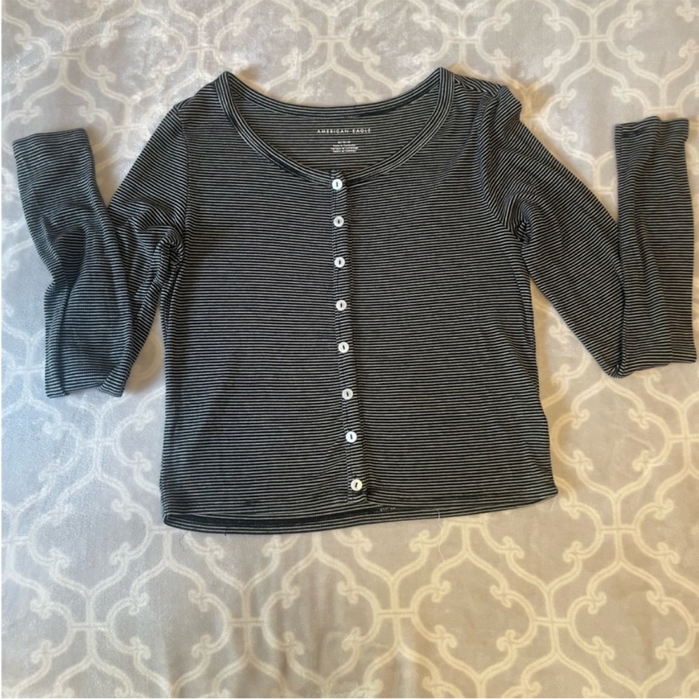 American Eagle women’s striped crop top size medium. Excellent condition.